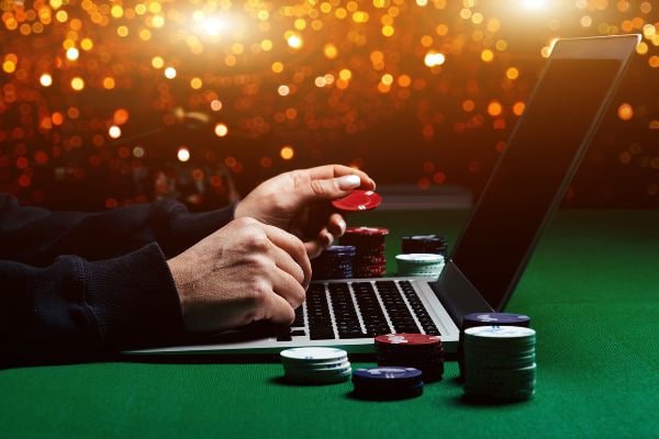 Mobile live casino reading on 7000 with privacy notes and clear controls